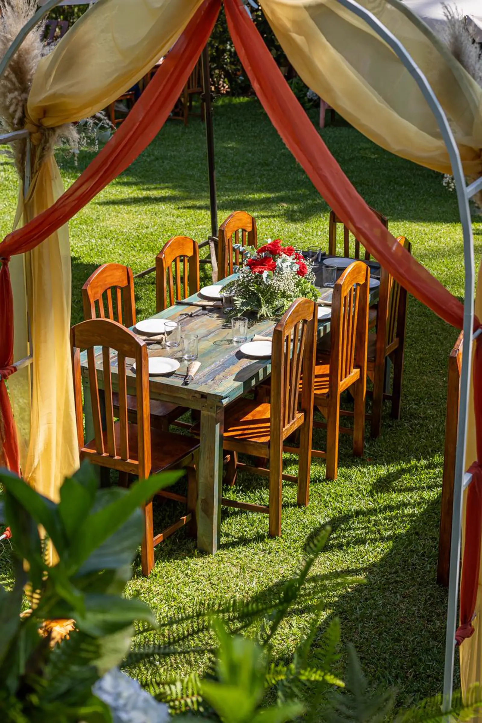 Montaje de mesas para eventos en Antigua Mágica Restaurante Jardín