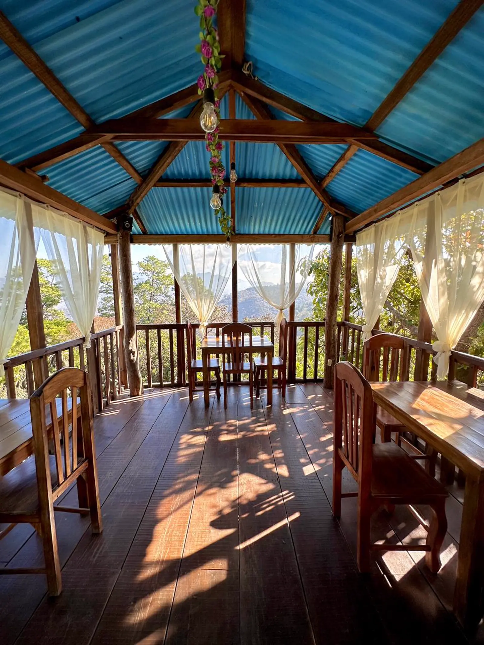 Ambiente al aire libre en Antigua Mágica Restaurante Jardín